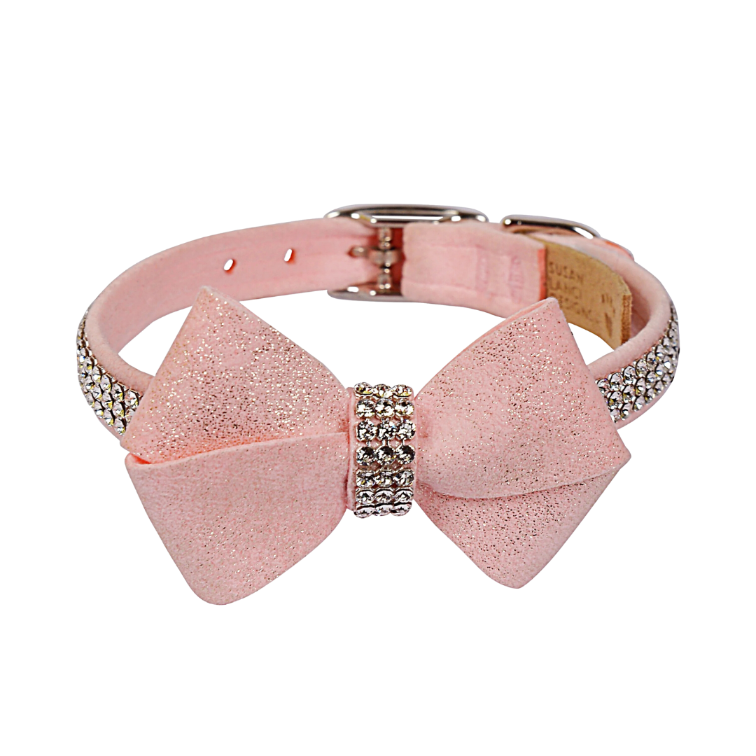 Collar Giltmore de 3 filas con lazo Glitzerati Nouveau en color rosa cachorro de Susan Lanci Designs
