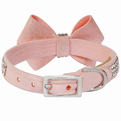 Collar Giltmore de 3 filas con lazo Glitzerati Nouveau en color rosa cachorro de Susan Lanci Designs